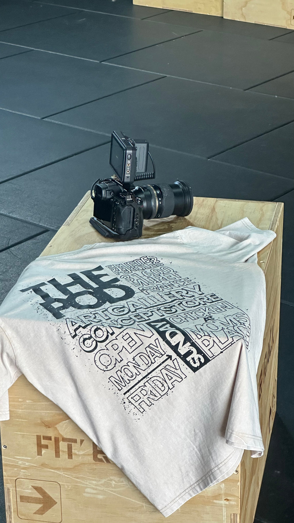 T-shirt Le [POD] beige — dos imprimé Art Gallery Concept Store, porté en galerie
