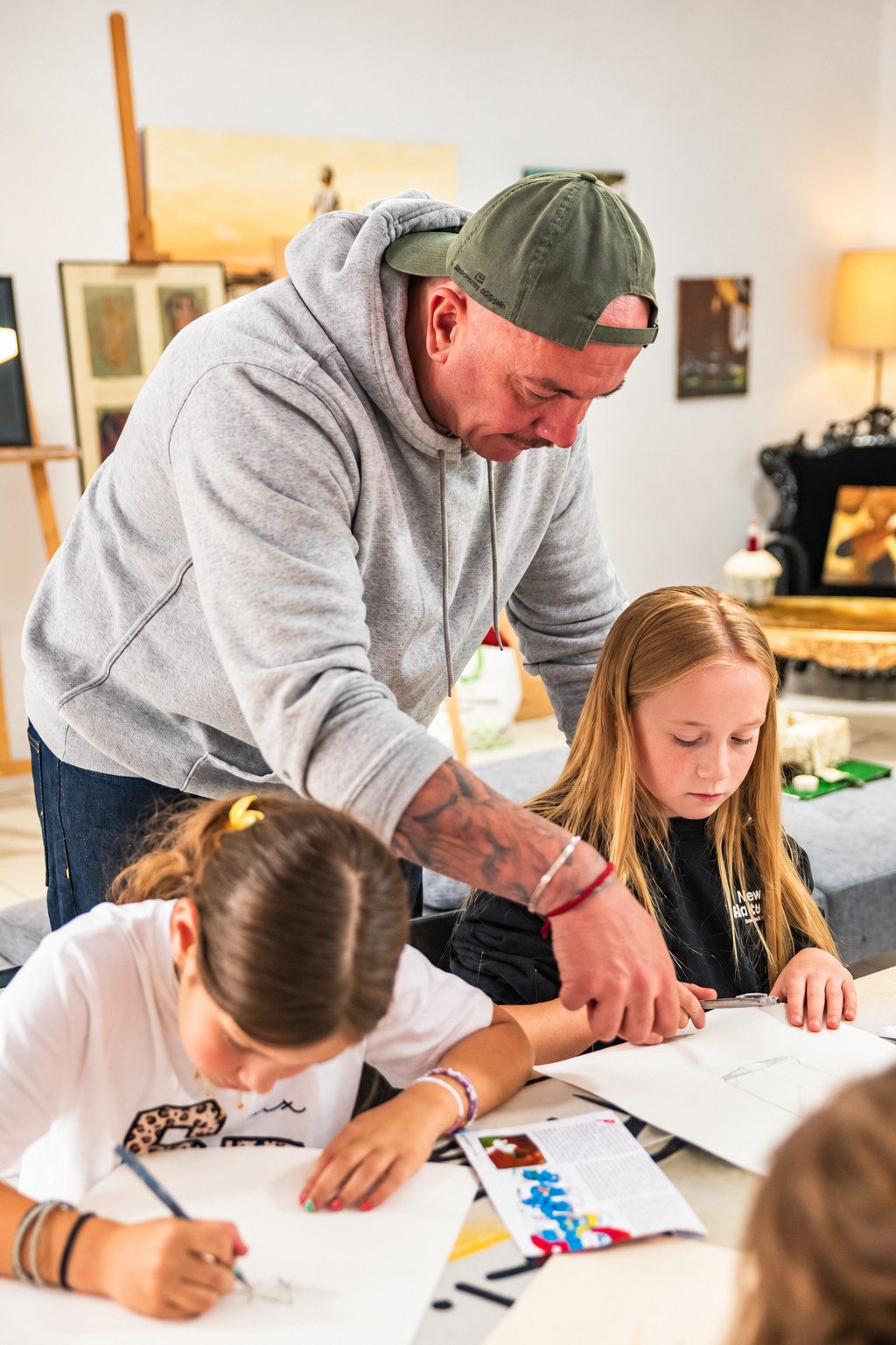 Un artiste du POD accompagne les enfants pendant l'atelier