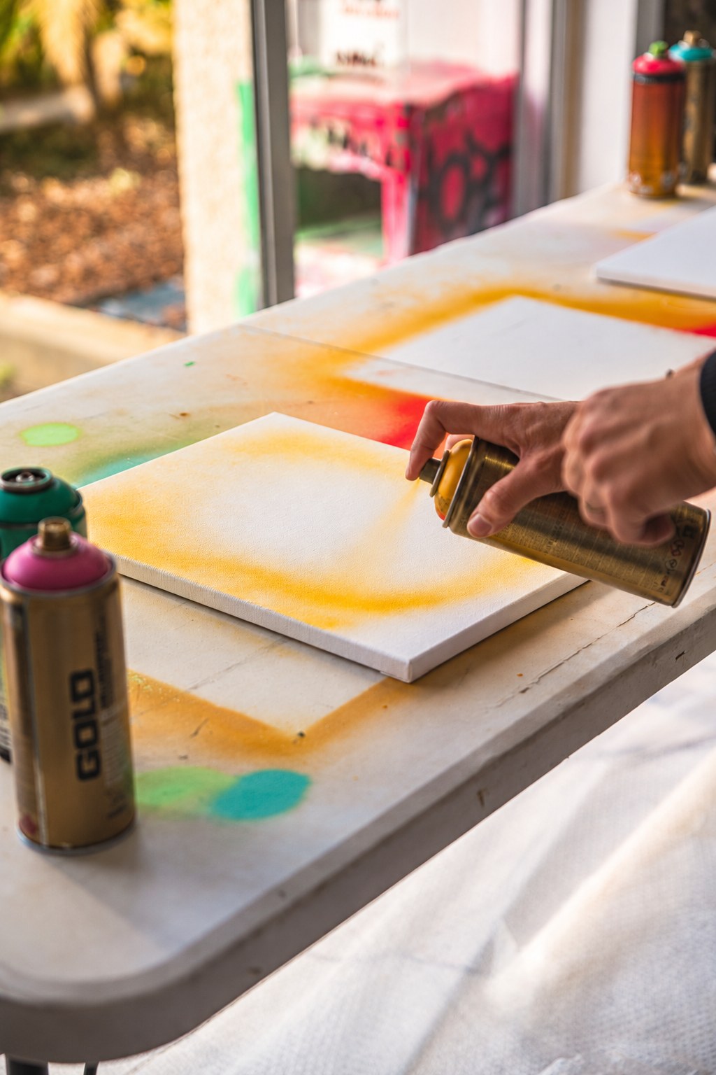 Atelier street art à la bombe de peinture sur toile