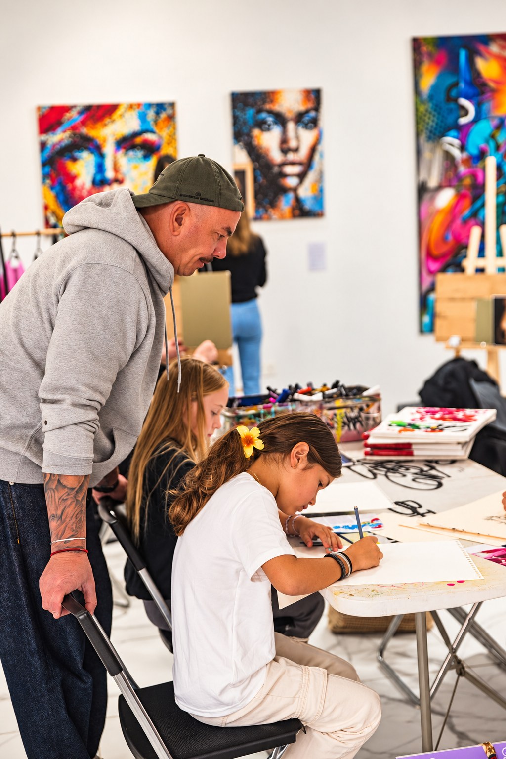 Les enfants créent dans la galerie, entourés d'œuvres pop art